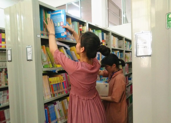 整图书春装,助爱书远航 ——护理学院开展志愿服务活动